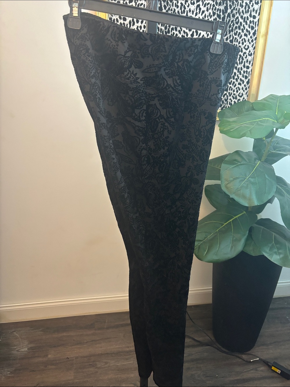 WHBM raised detail leggings